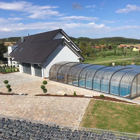 Landhaus Ferienwohnungen mit Pool und Wellness Neukirchen-Balbini Exterior foto