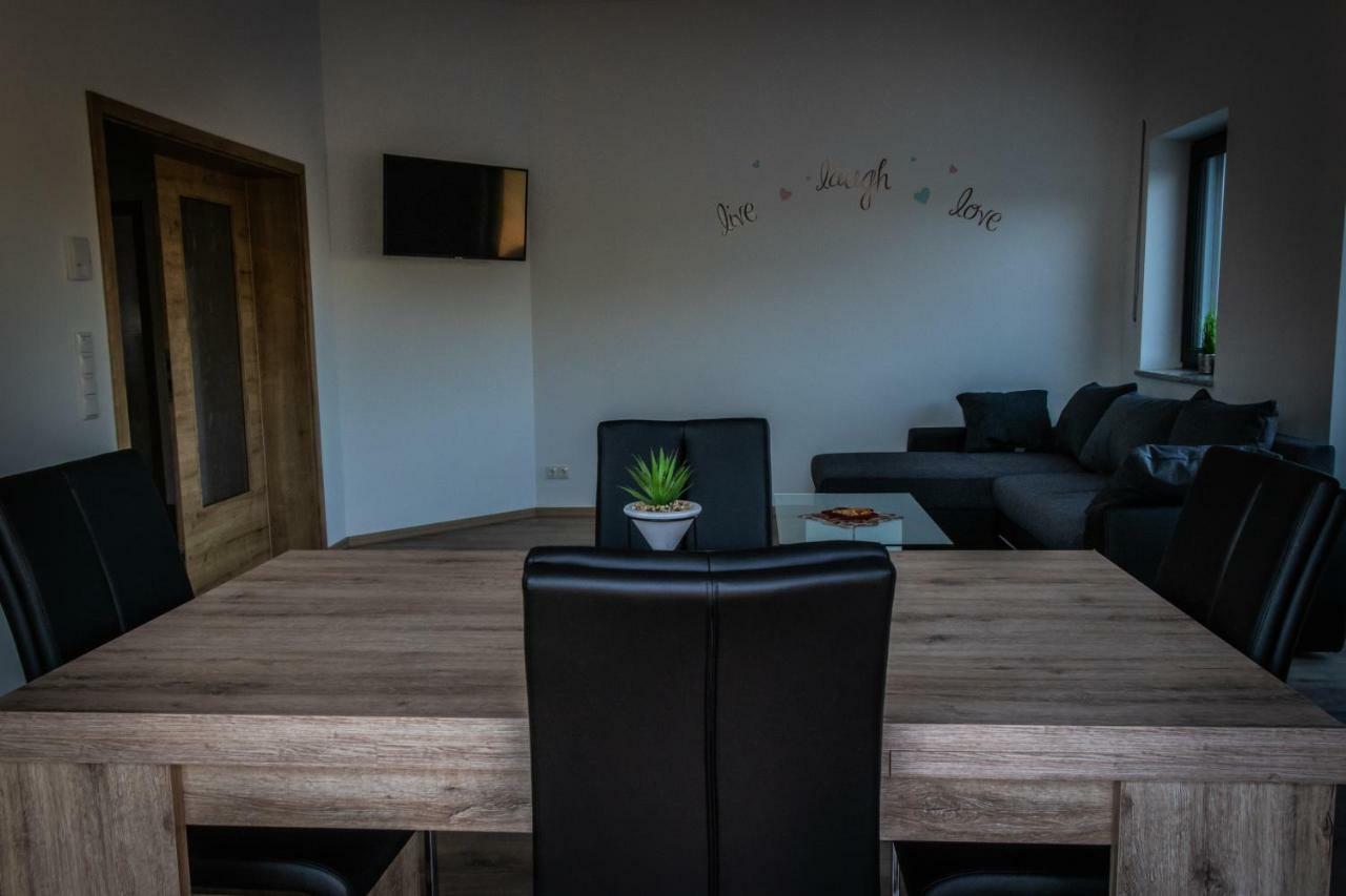 Landhaus Ferienwohnungen mit Pool und Wellness Neukirchen-Balbini Exterior foto
