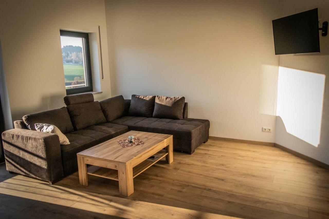 Landhaus Ferienwohnungen mit Pool und Wellness Neukirchen-Balbini Exterior foto