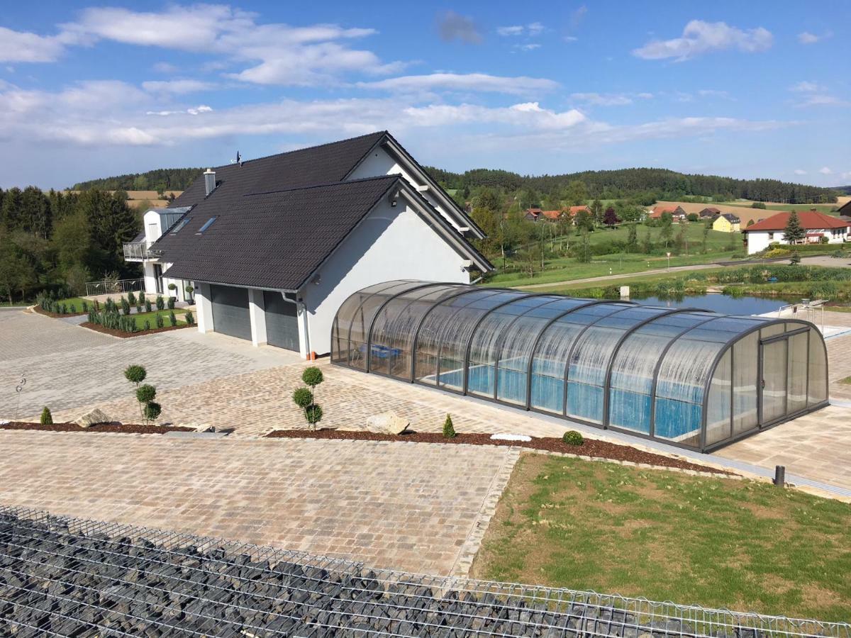 Landhaus Ferienwohnungen mit Pool und Wellness Neukirchen-Balbini Exterior foto