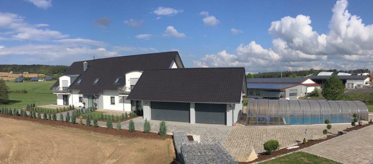Landhaus Ferienwohnungen mit Pool und Wellness Neukirchen-Balbini Exterior foto