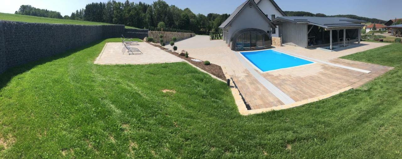 Landhaus Ferienwohnungen mit Pool und Wellness Neukirchen-Balbini Exterior foto