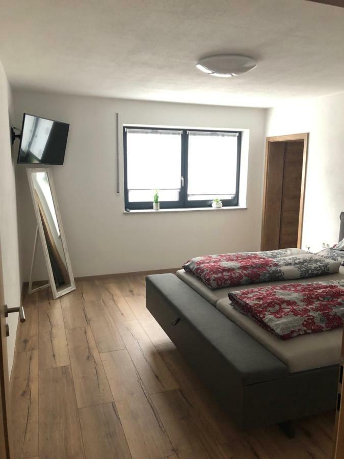 Landhaus Ferienwohnungen mit Pool und Wellness Neukirchen-Balbini Exterior foto