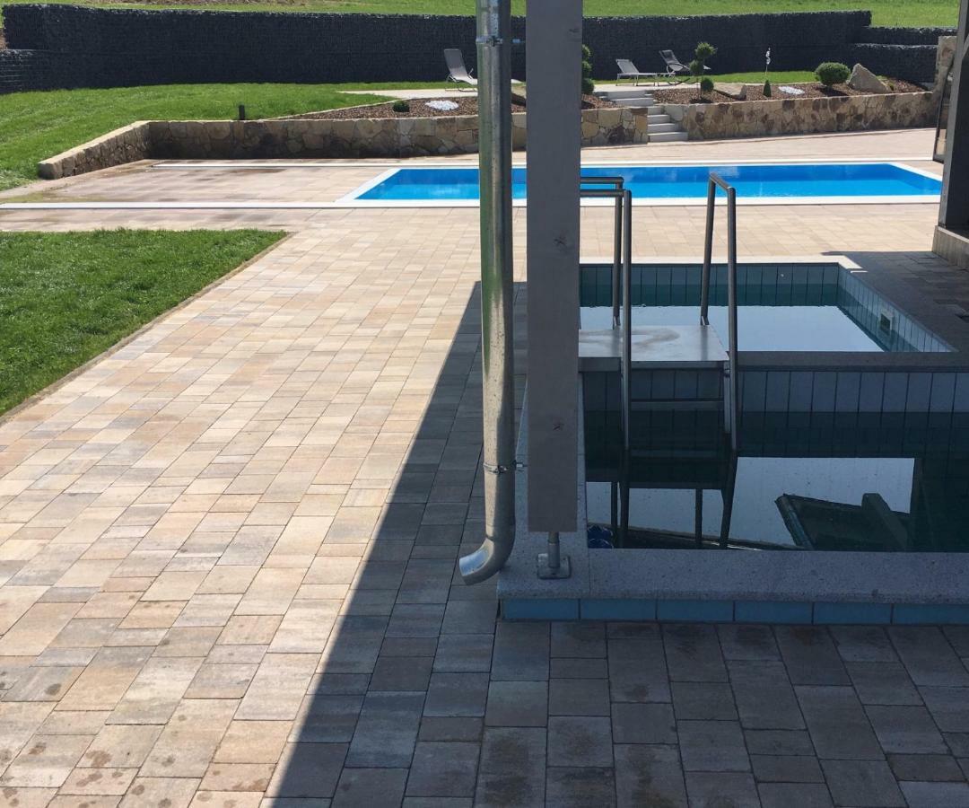 Landhaus Ferienwohnungen mit Pool und Wellness Neukirchen-Balbini Exterior foto