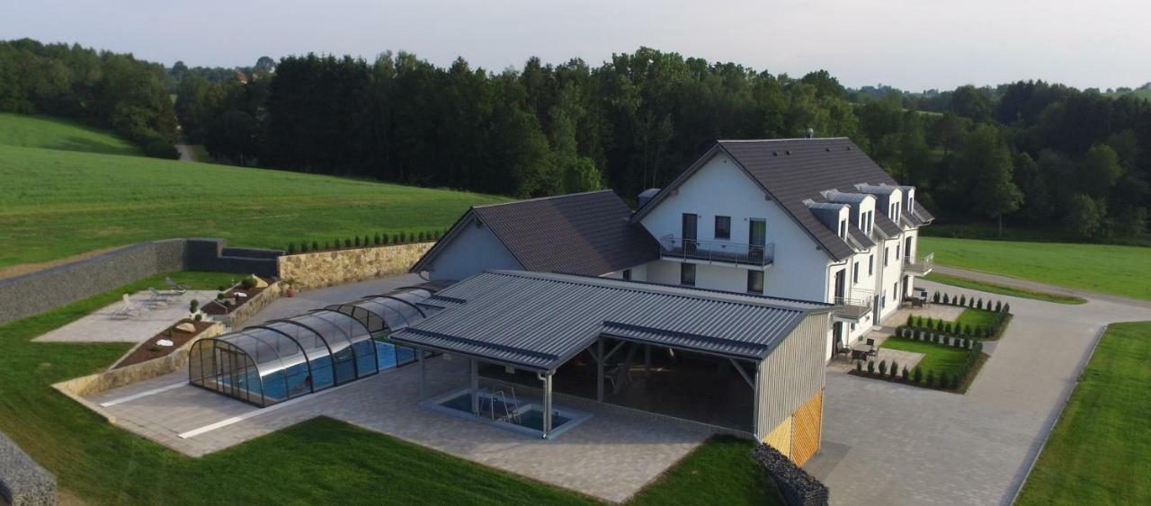 Landhaus Ferienwohnungen mit Pool und Wellness Neukirchen-Balbini Exterior foto
